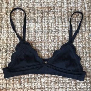 NWOT Out From Under Chloe Scallop Bikini Top